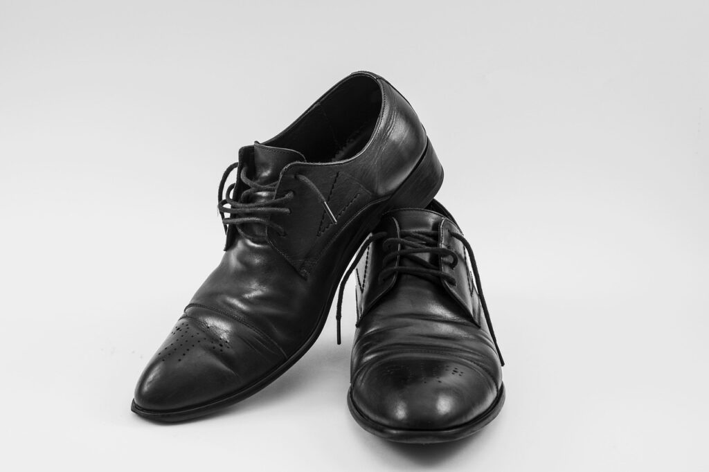 black shoes, leather shoes, used shoes, black shoes, black shoes, black shoes, black shoes, black shoes, leather shoes, leather shoes