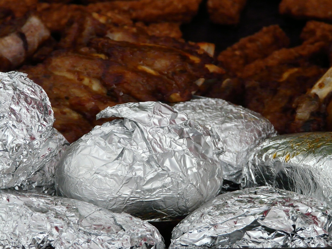 baked potatoes, potato dish, aluminum foil, grilled potatoes, grilling, heat, dish, baked potatoes, aluminum foil, aluminum foil, aluminum foil, aluminum foil, aluminum foil