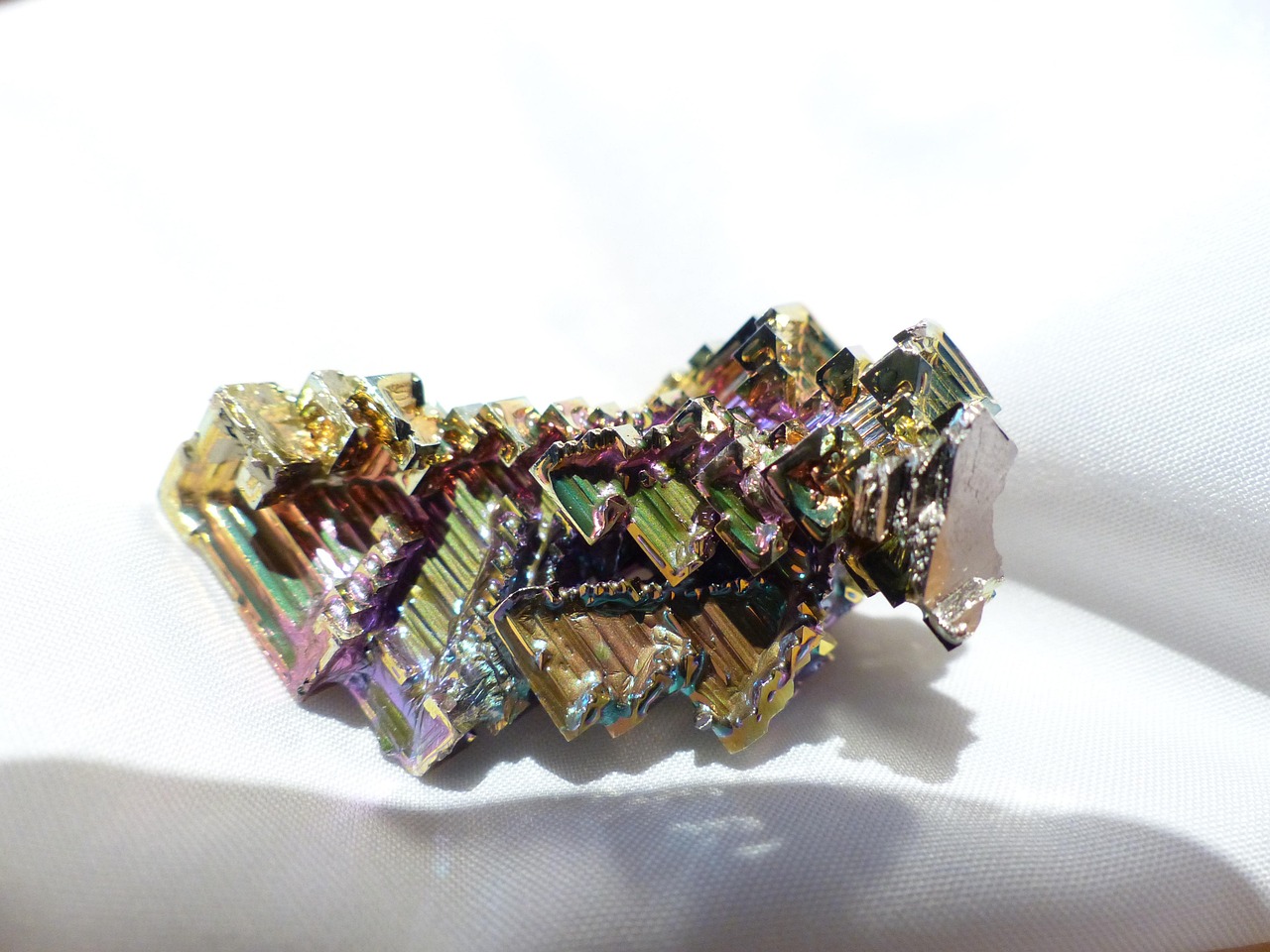 shimmering, mineral, dazzling, bismuth, bismuth crystal, bismuth crystal level, bred, esthetic, staircase shaped, crystal structure, coloured, multicoloured, metallic, metallic gloss, glittering, synthetic, synthetic bismutkristall, tint, spectrum, color spectrum, chemical element, element, brittle, coarse crystalline, metal, semi metal, rhomboedrische crystal structure, rhomboedrisch